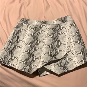 Skort black and white snake skin